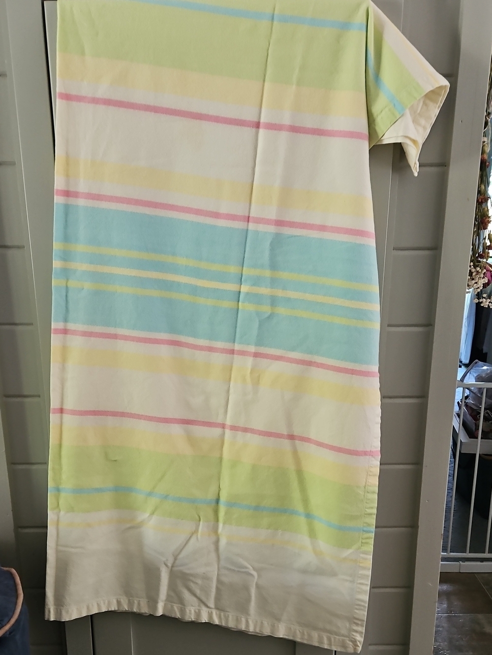 Tag 100% Cotton Stripe Cream Fabric Label Close-Up 48x 51.5